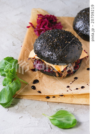 Black burger with stews 20709219