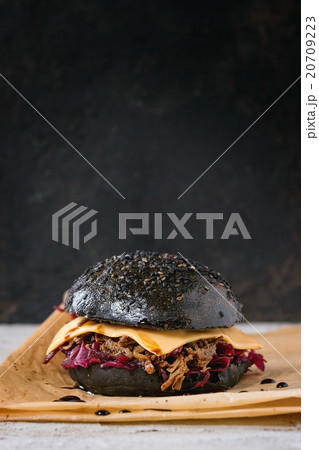 Black burger with stews 20709223