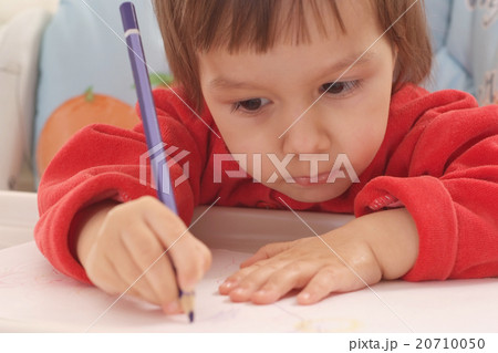 Little girl drawing at home 20710050