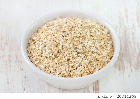 oatmeal in bowl on table 20711205