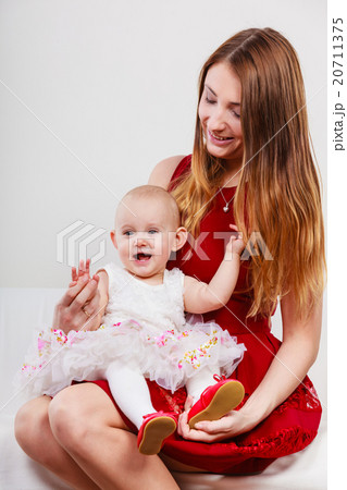 Beauty mother with toddler 20711375