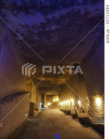 宇都宮の大谷石地下採掘場跡のライトアップされた神秘的な空間と観光客 20711684