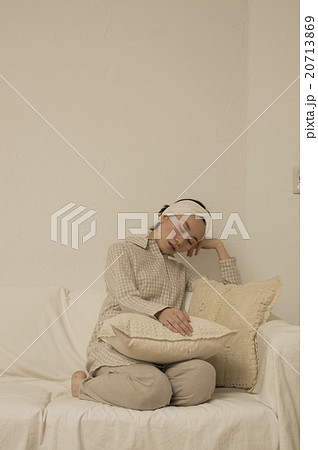 うたた寝をする女性 うたた寝をする女性 20713869