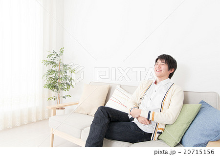 ソファーに座る男性の写真素材