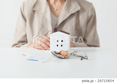 考えるシニア女性 ボディパーツ 老人ホーム/相続 考えるシニア女性 ボディパーツ 老人ホーム/相続 20715654