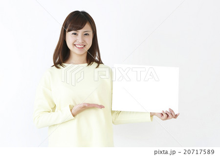 メッセージボードを持つ笑顔の女性 メッセージボードを持つ笑顔の女性 20717589