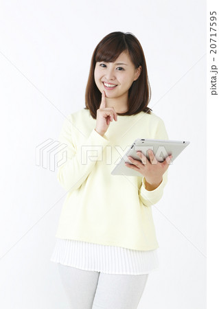 タブレットを持つ笑顔の女性　　 　 20717595