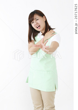 エプロン姿の女性 エプロン姿の女性 20717625