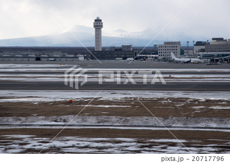 冬の新千歳空港　滑走路 20717796