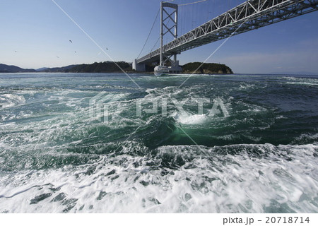 鳴門海峡の渦と大鳴門橋 鳴門海峡の渦と大鳴門橋 20718714
