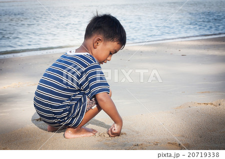 cute little boy play at the beach 20719338