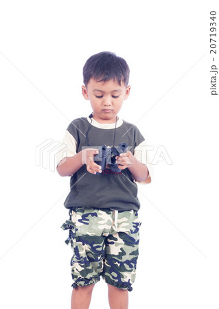 little boy play binocular 20719340