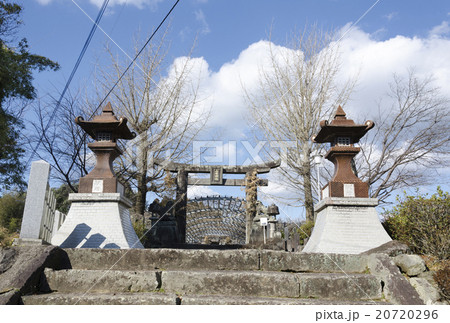 山田日吉神社の灯籠と鳥居 20720296