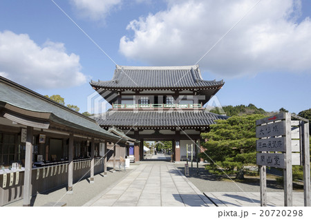 蓮華院誕生寺の奥之院仁王門 20720298