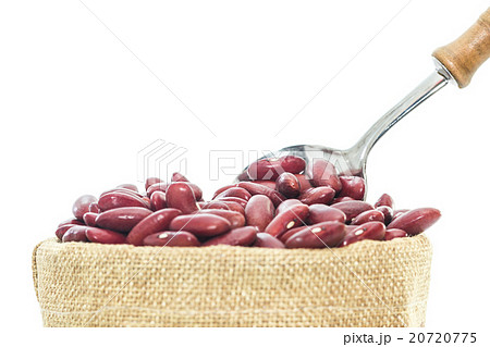 Kidney  beans in wood cup on white background 20720775