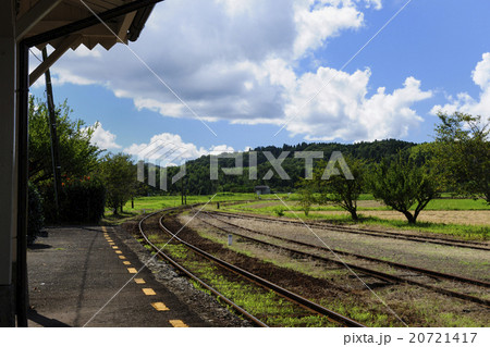 田舎の駅 夏の風景の写真素材