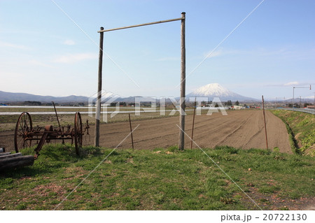北の大地と後方羊蹄山　 20722130
