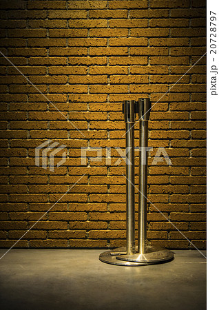 レンガの壁とポール 20728797