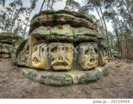 Bizarre Stone Heads - Rock Sculptures 20729404