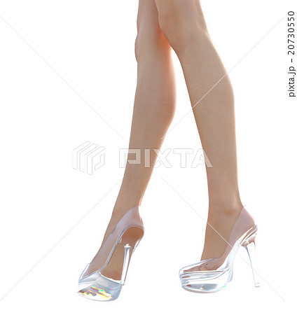 フットケアイメージ　ガラスの靴　透けて見える靴の中の足 perming3DCGイラスト素材 20730550
