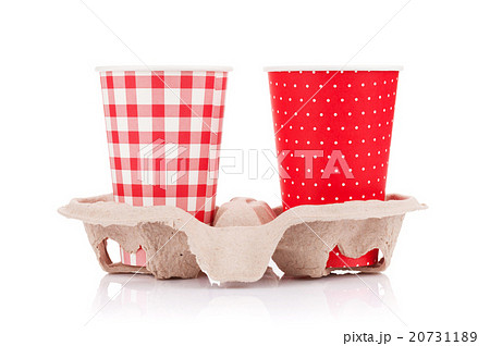 Two paper cups with takeaway drinks 20731189
