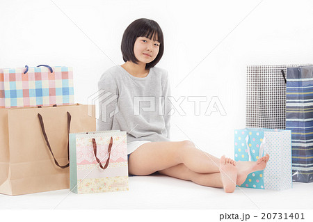 たくさん買い物をして楽しそうな女子中学生 20731401