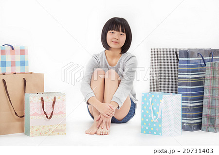 たくさん買い物をして楽しそうな女子中学生 たくさん買い物をして楽しそうな女子中学生 20731403