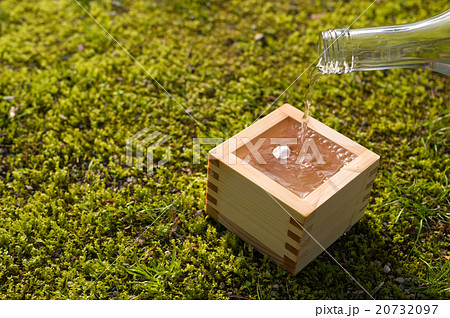 桜の花びらが入った枡酒 溢れるほど勢いよく注ぐ 桜の花びらが入った枡酒 溢れるほど勢いよく注ぐ 20732097