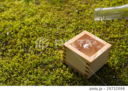 桜の花びらが入った枡酒　綺麗に注ぐ 20732098