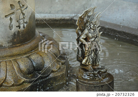 三室戸寺の霊泉不動水 三室戸寺の霊泉不動水 20732326