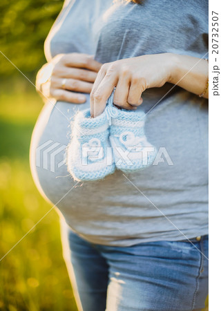 Small shoes for the baby pregnant woman 20732507