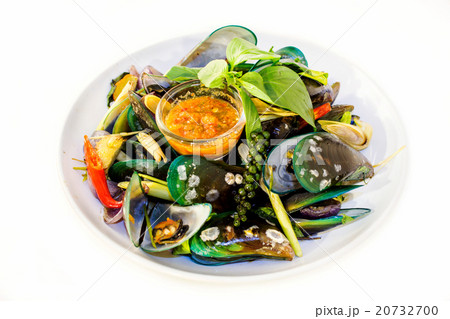 Steamed mussels with vegetables and sauce Steamed mussels with vegetables and sauce 20732700
