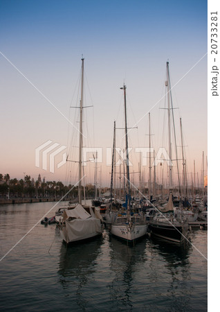 バルセロナ、夕方の波止場 20733281