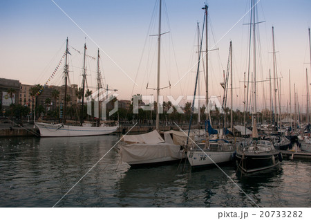 バルセロナ、夕方の波止場 20733282