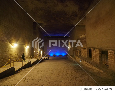 宇都宮の大谷石地下採掘場跡のライトアップされた神秘的な空間 20733879