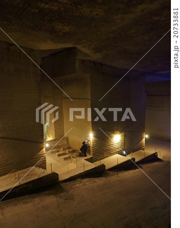 宇都宮の大谷石地下採掘場跡のライトアップされた神秘的な空間 20733881