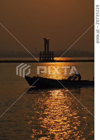 弁天島夕照　鳥居と舟と漁師 20735229
