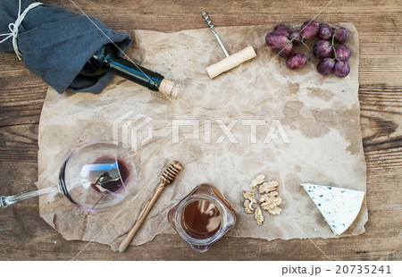 Wine and appetizer set with copy space in center 20735241