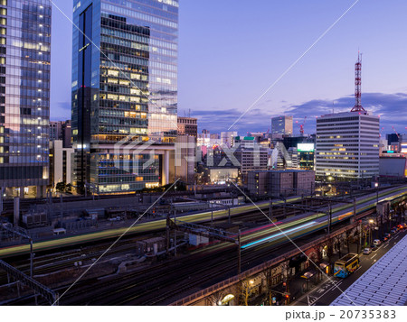 東京駅と通勤電車の夕景 20735383