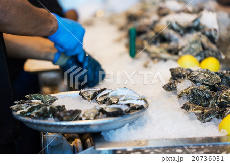 close-up of shucking oysters 20736031