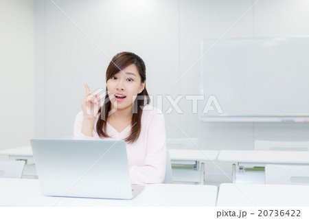 ひらめく女性　「カメラ目線」 20736422