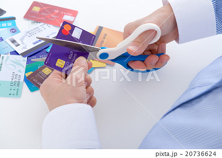 クレジットカードを処分する女性 20736624