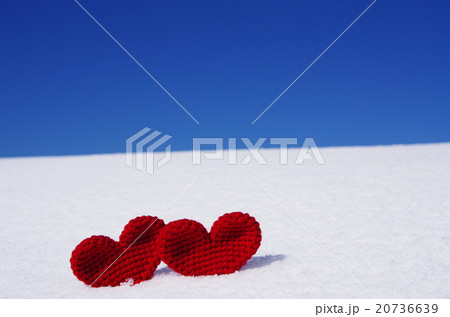 雪と青空と手編みのハート 20736639