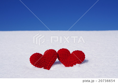 雪と青空と手編みのハート 20736654