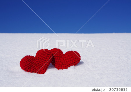 雪と青空と手編みのハート 20736655