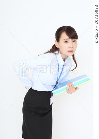 腰痛で困っているＯＬ 20736933