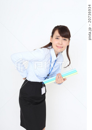 腰痛で困っているＯＬ 20736934