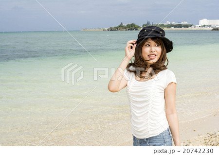 沖縄県恩納村の海辺に立つ女性 沖縄県恩納村の海辺に立つ女性 20742230