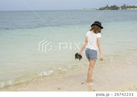 沖縄県恩納村の海辺に立つ女性の後ろ姿 20742233