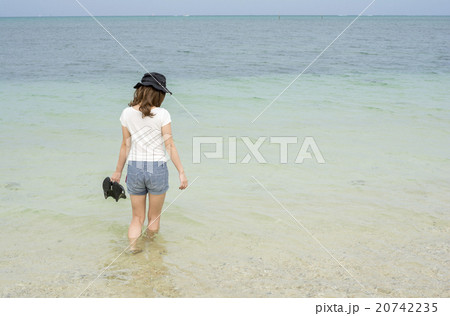 沖縄県恩納村の海辺に立つ女性の後ろ姿 沖縄県恩納村の海辺に立つ女性の後ろ姿 20742235